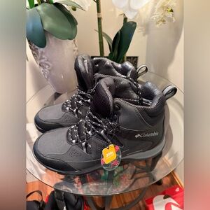 Columbia Techlite Omni Heat Boots NWT
